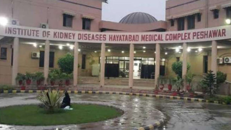 پشاور:گردہ ہسپتال میں مریض  بچے کو 4سال بعدکی تاریخ 