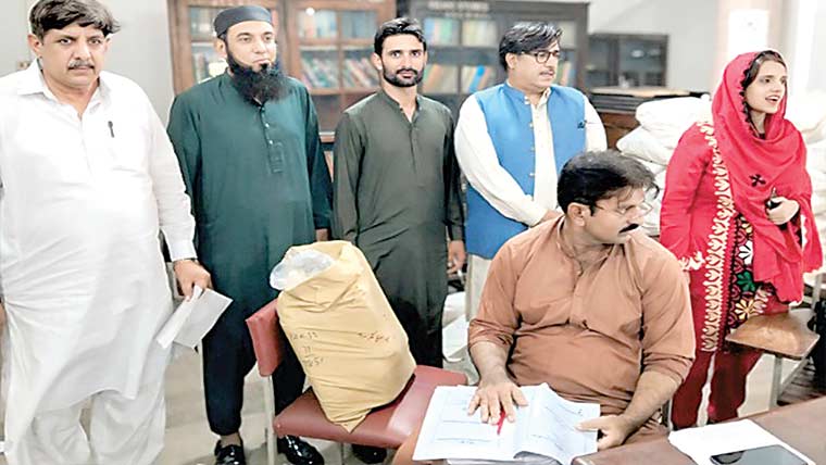چیئر پرسن تعلیمی بورڈ کا جوابی کا پیوں  کی مارکنگ کیلئے قائم مراکز کا دورہ 