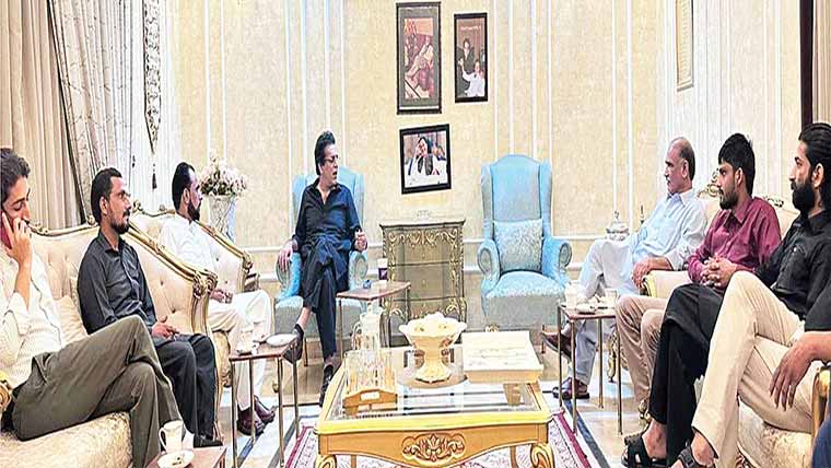 پیپلز پارٹی اور ن لیگ ایک ہی سکے کے دو رخ ہیں:عمر ڈار 