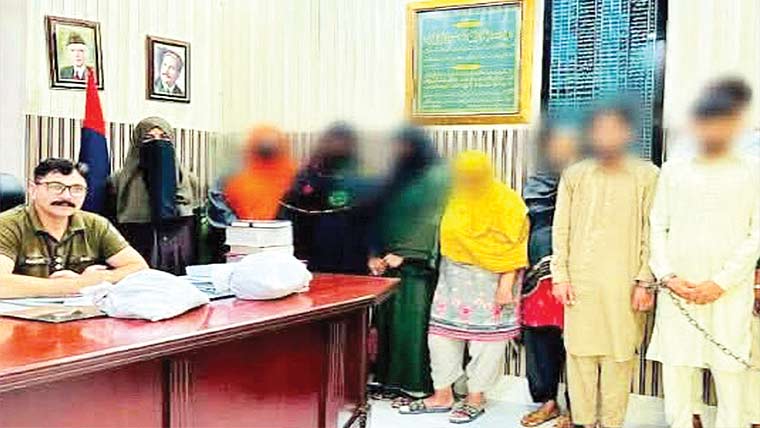 سیالکوٹ :مساج سینٹر سے فحش  حرکات میں ملوث 10افراد گرفتار