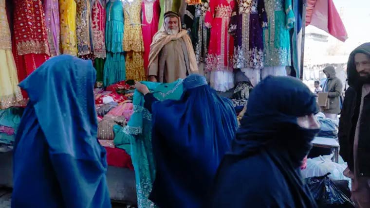 افغانستان :خواتین پر پابندیاں  بازار ویران، کاروبار متاثر