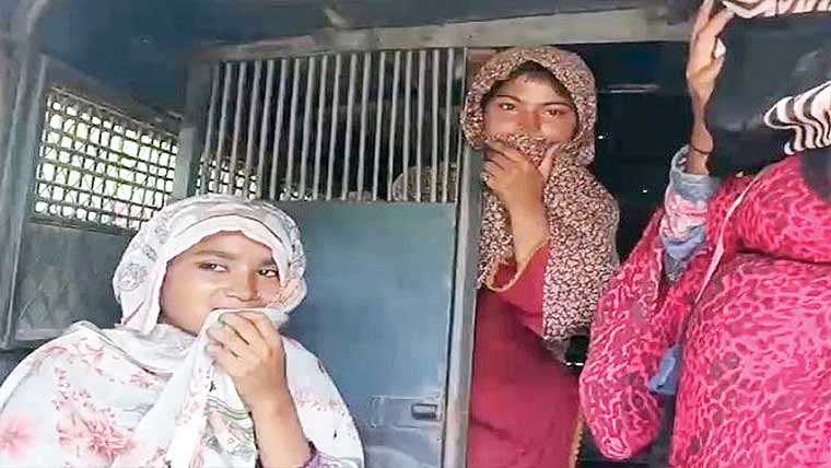 گجرات:چائلڈ پروٹیکشن بیورو نے  بھیک مانگتے 17 بچے تحویل میں لے لئے 