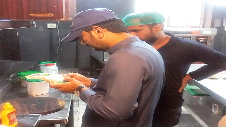 گجرات: 7 فوڈ پوائنٹس کو جرمانے مضر صحت اشیا خورونوش تلف 