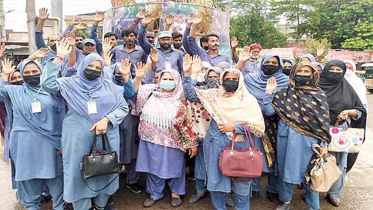 ڈسٹرکٹ ہسپتال کے سینٹری ورکرز  ،سکیو رٹی عملے تنخواہیں نہ ملنے پر احتجاج 