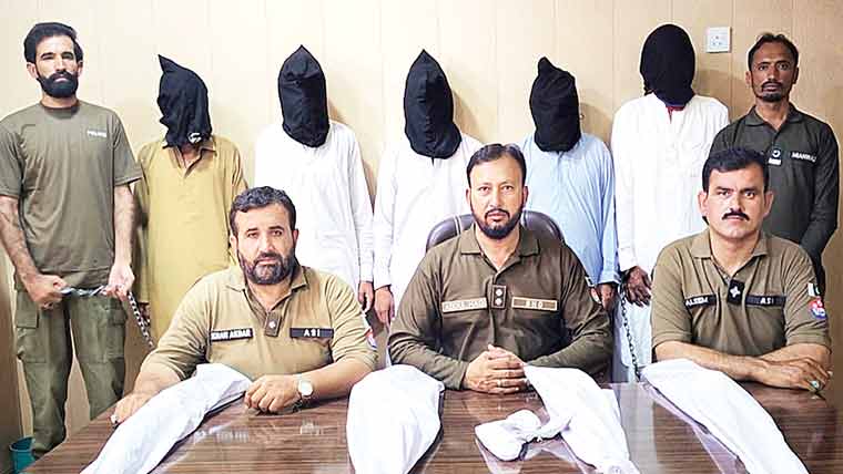 اشتہاری سمیت 5ملزمان  گرفتار،اسلحہ برآمد