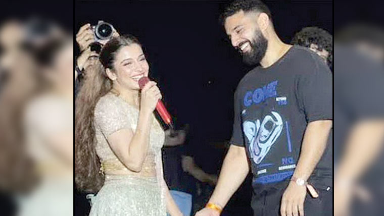 جیسمین سینڈلس کا دہلی  کنسرٹ میں منگنی کا اعلان 