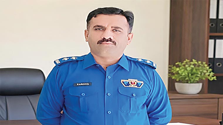  ٹریفک وارڈن فاروق کلیار نے اردو ادب میں پی ایچ ڈی مکمل کر لی