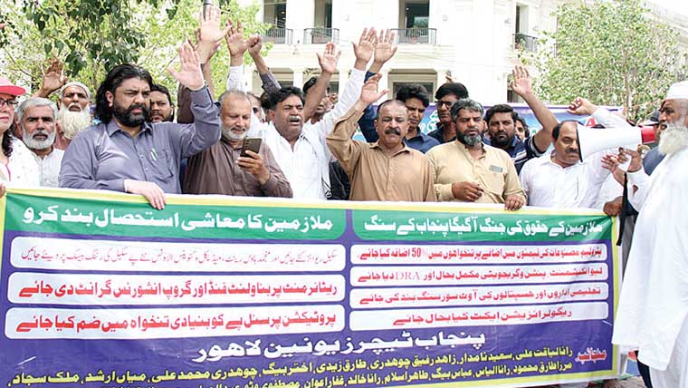 اساتذہ کا پنجاب اسمبلی کے  سامنے مطالبات کیلئے مظاہرہ 