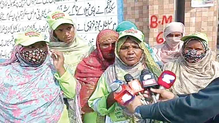  پھالیہ:تنخواہیں وقت پر نہ ملنے کیخلاف صفائی ورکرز کا احتجاج 