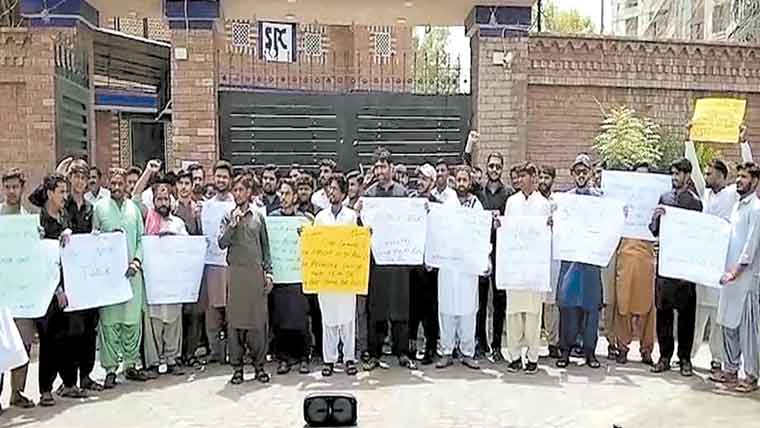 جونیئر سائنس ٹیسٹ امیدواروں کا درخواستیں وصول نہ کرنے پر مظاہرہ