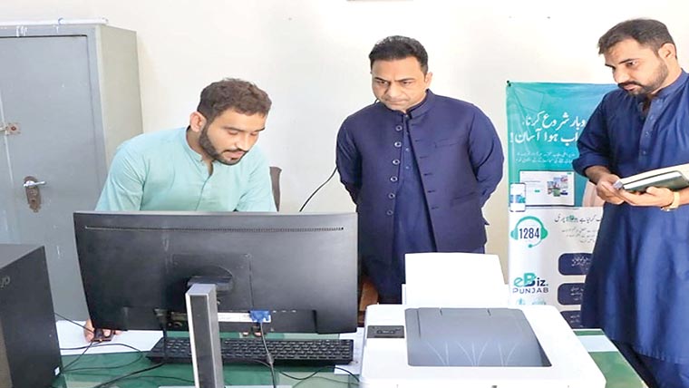 ڈپٹی کمشنر کاٹھیا کا ڈسٹرکٹ ہیڈ  کوارٹرہسپتال میانوالی کادورہ