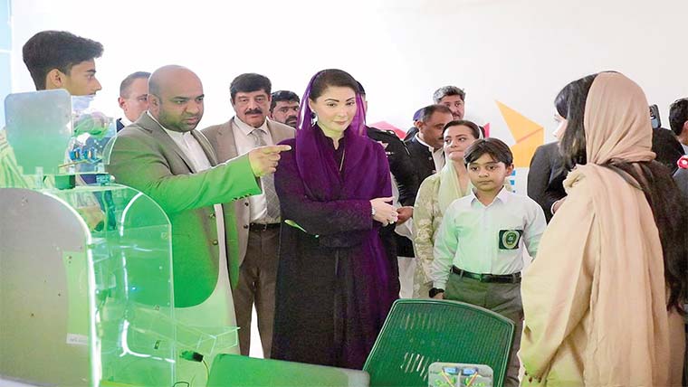 مریم نواز کا طلبہ کیلئے 1 لاکھ لیپ ٹاپ، 50 ہزار سکالر شپ کا اعلان : 5 اضلاع میں الیکٹرو بسوں کا آغاز 