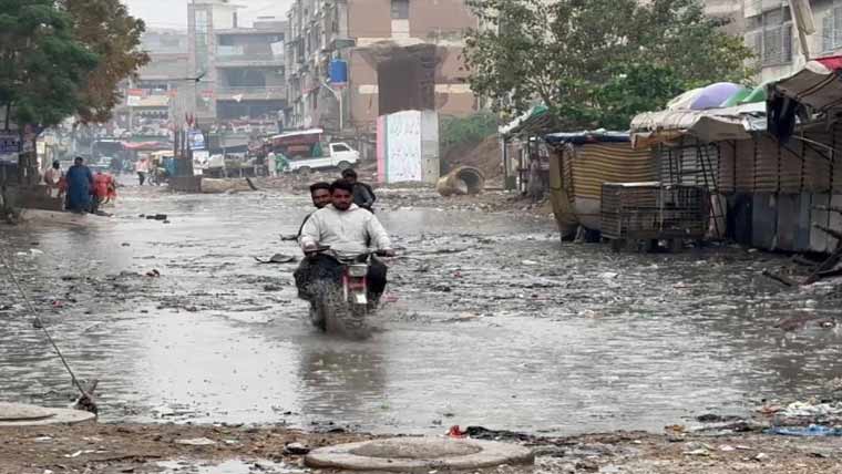 چناب نگر: نکاسی آب کا ناقص نظام، متعدد علاقے ڈوب گئے