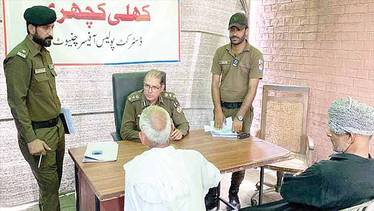 ڈی پی او چنیوٹ کی کھلی کچہری، شہریوں کے مسائل سنے