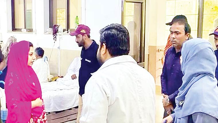 ڈپٹی کمشنر چنیوٹ کا ڈی ایچ کیو  ہسپتال کا اچانک دورہ