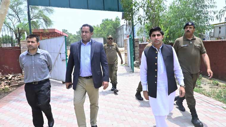 کمشنر کا ڈھوک پڑ میں مریم ہیلتھ کلینک کا دورہ، سہولیات کا جائزہ