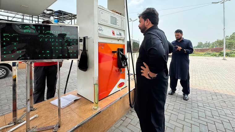 پٹرول سٹاک کرنے پرچار پمپس کو 4لاکھ کے جرمانے 