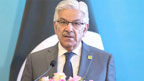 پاکستان میں کوئی چیزخودبخود نہیں چلتی،  دھکا لگانا پڑتا ہے :خواجہ آصف