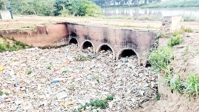  سمبڑیال:کنگ چھیلوکے نالہ ایک کی سیفن کچرے سے بند