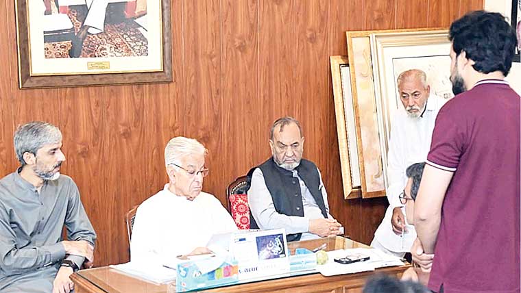  خواجہ آصف نے عوامی مسائل سنے ، حکام کو کارروائی کی ہدایت 