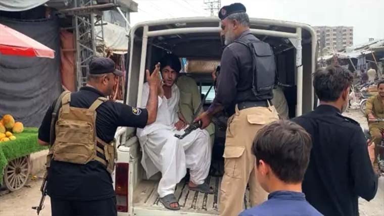  نوشہرہ میں کریک ڈاؤن، 76 افغان مہاجرین گرفتار 