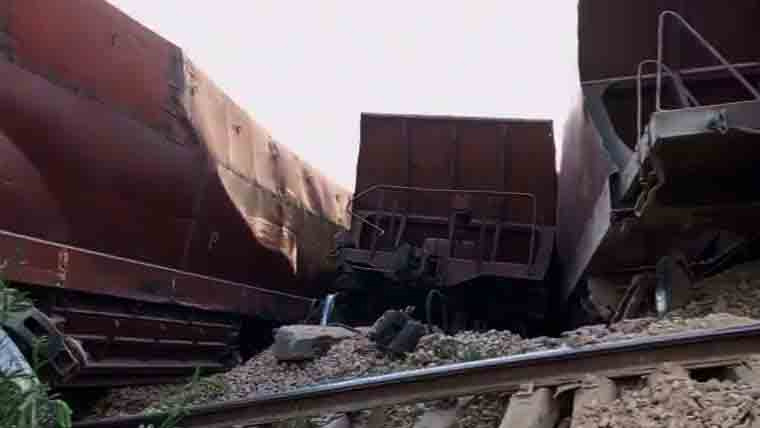مال گاڑی حادثہ:لاہور سے کراچی  جانے والی تین ایکسپریس ٹرینیں منسوخ 