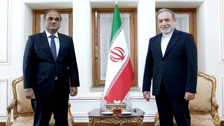  ایرانی وزیر خارجہ سے پاکستانی سفیر کی  ملاقات،خطے کی صورتحال پر تبادلہ خیال 