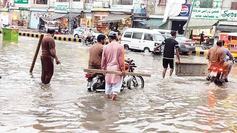 ڈسکہ :ترقیاتی کاموں کیلئے کھدائی ، بارش سے صورتحال ابتر 