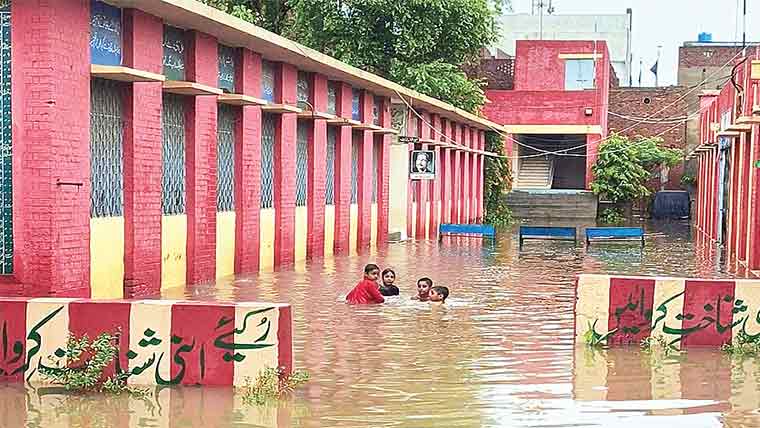 علی پورچٹھہ:بارش سے سڑکیں تالاب ‘ ہائی سکول ڈوب گیا 