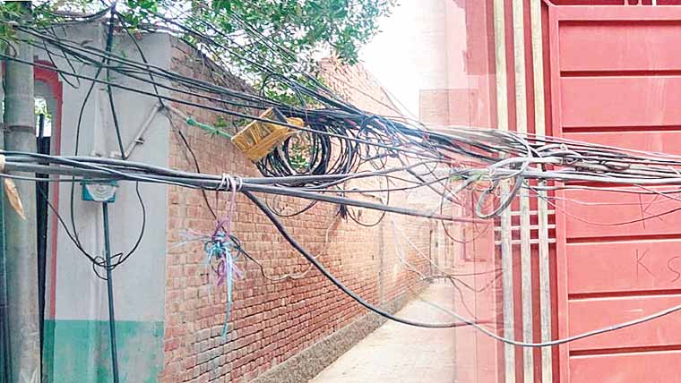 محلہ اسلام نگر میں بجلی کی لٹکتی ، بے ترتیب تاریں خطرہ 