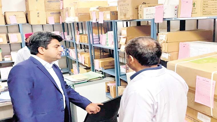 ڈپٹی کمشنر کا گورنمنٹ میاں مولا بخش ہسپتال کا اچانک دورہ 