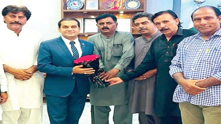 مختلف ادبی تنظیموں کے وفد کی ڈی سی مظفرگڑھ سے ملاقات 