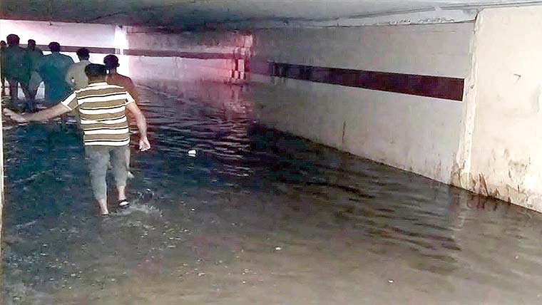 وقفے وقفے سے بارش جاری ، نشیبی علاقوں میں پانی جمع 
