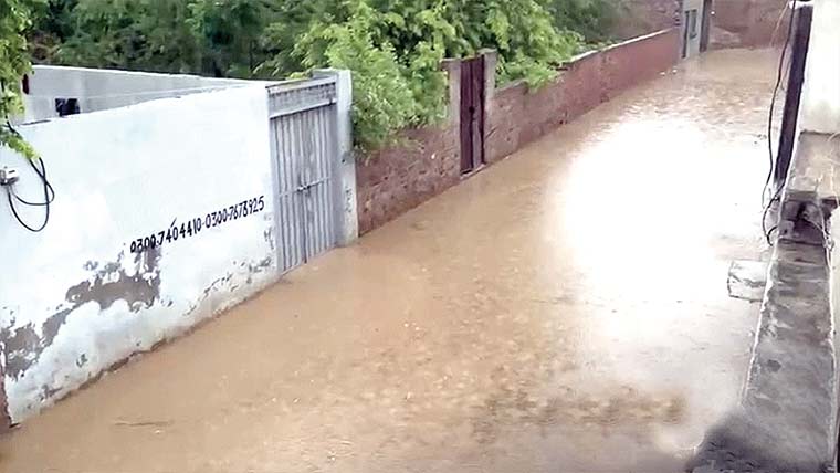 پنڈی بھٹیاں : نکاسی آب کا نظام ناکارہ، گلیاں، بازار تالاب 