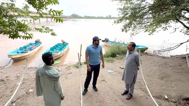  اے سی وزیر آباد کا چناب کے حفاظتی  بندوں ،پانی کے بہائو کا جائزہ 
