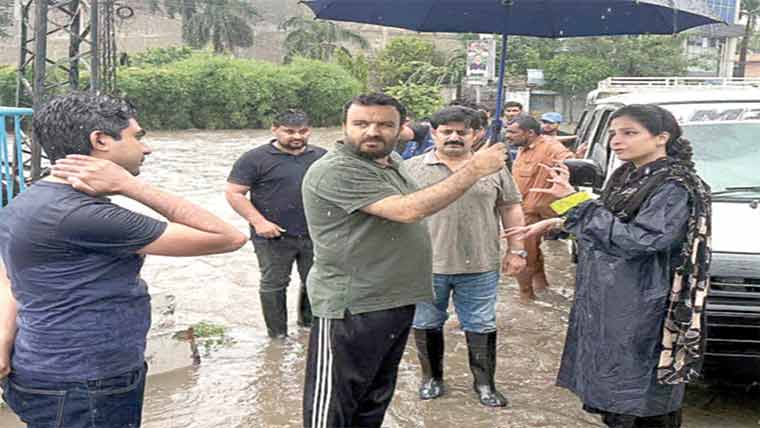  ڈپٹی کمشنر گجرات ، ایم ڈی واسا کا  مختلف علاقوں میں نکاسی آب کا جائزہ 