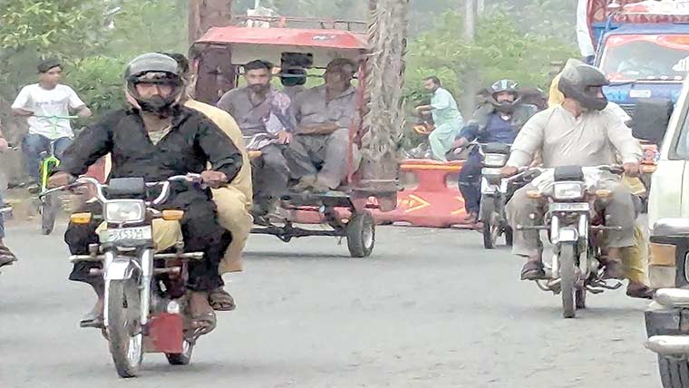 چالان مہم کے دوران پولیس کی ناکہ بندی سے ٹریفک جام، شہری شدید مشکلات کا شکار