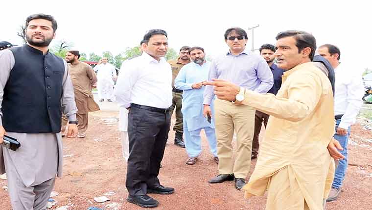ڈپٹی کمشنر مدادخیلانوالہ میں قائم ستھرا  پنجاب کی ڈمپنگ سائیٹ کادورہ