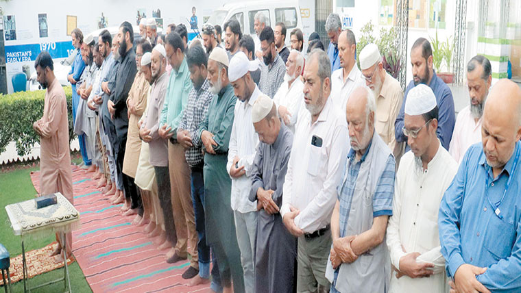 الخدمت ہیڈ آفس میں مرحوم امیر العظیم کی غائبانہ نماز جنازہ ادا
