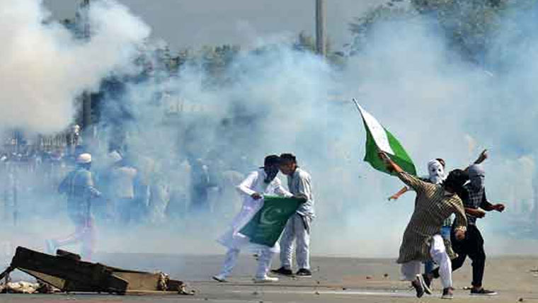 مقبوضہ کشمیر :پولیس اہلکار کی  ہلاکت کے بعدمتعدد نوجوان  گرفتار، 2افراد کے گھر منہدم 