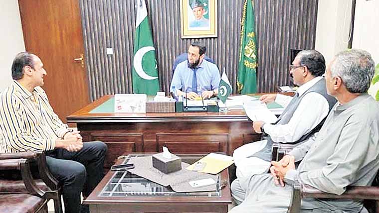 وزیر اطلاعات عطا تارڑ سے  کاروباری شخصیت شیخ قیصر کی ملاقات 