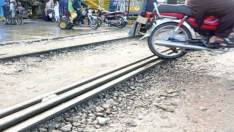 ریلوے پھاٹکوں پرراستے ٹوٹ پھوٹ کا شکار ‘حادثات 