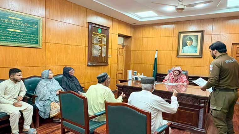 ڈپٹی کمشنر چنیوٹ کی اوپن ڈور پالیسی  شہریوں کے مسائل کے حل کی ہدایت