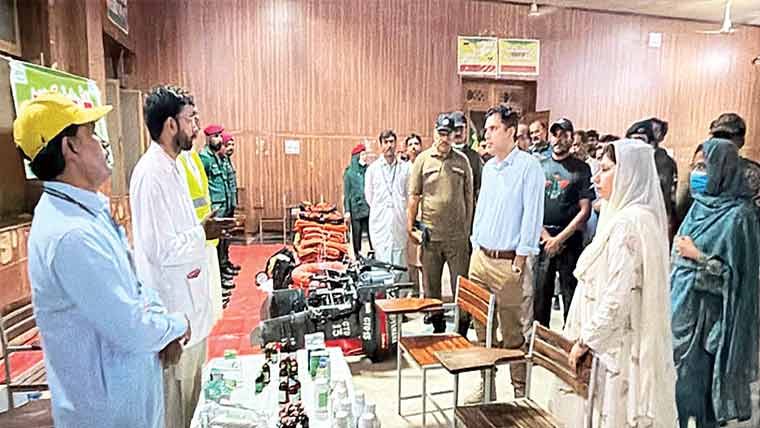 کمشنر فیصل آباد کا چنیوٹ کے سیلاب زدہ علاقوں کا دورہ