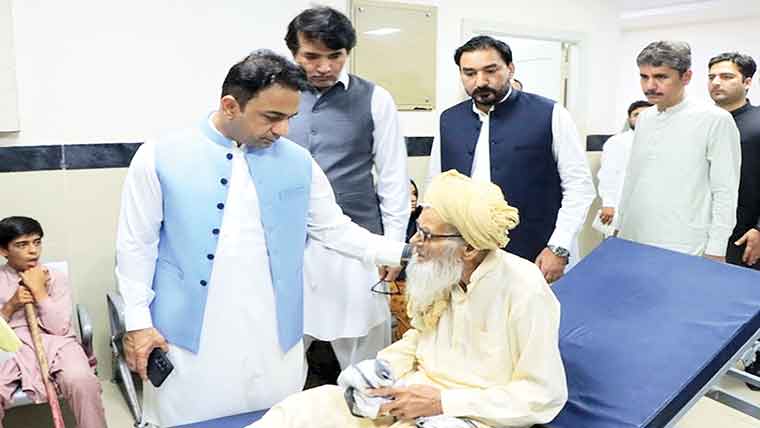 ڈپٹی کمشنر کا ڈسٹرکٹ ہیڈ کوارٹر  ہسپتال میانوالی کا دورہ