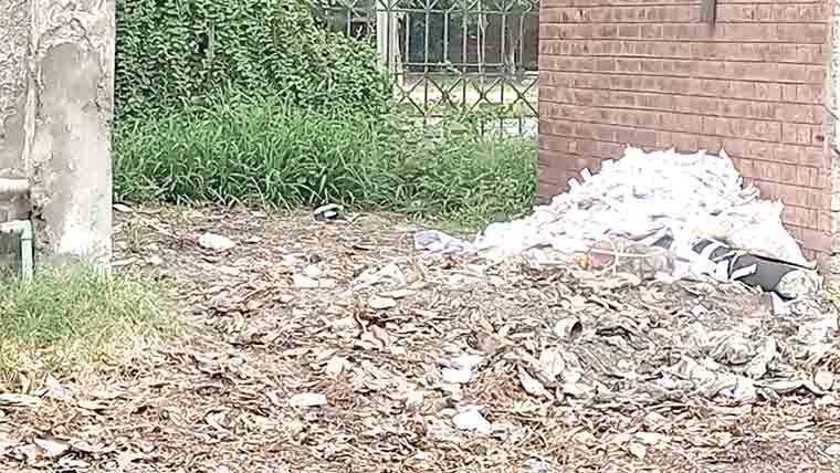  صفائی دعوؤں کے برعکس کمشنر دفترمیں کچرے کے ڈھیر