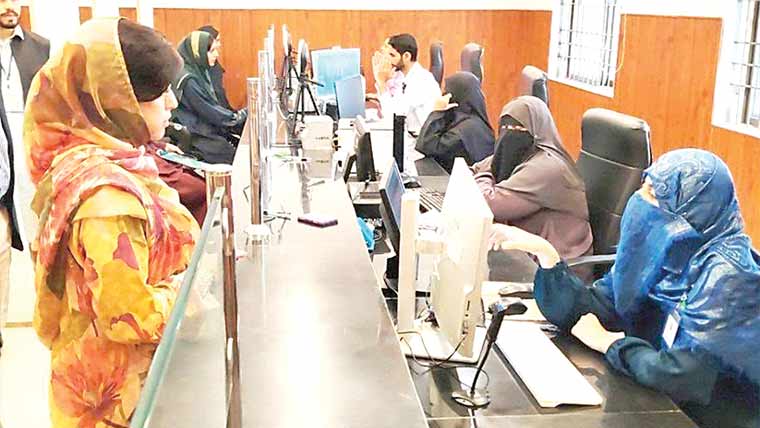 ڈپٹی کمشنر کاای خدمت مرکزودیگرمقامات پر سہولیات کا جائزہ 