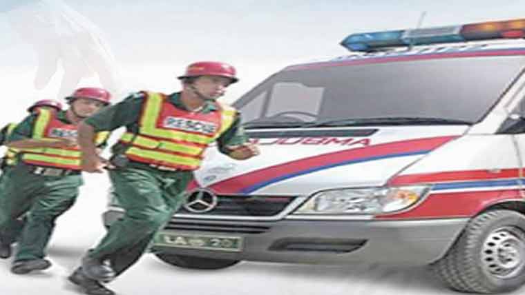 گرے درخت کو ہٹا کر راستہ بحال کر دیا