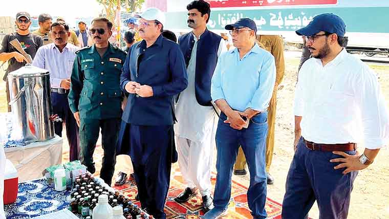 کمشنر ڈیرہ کا تونسہ بیراج، حفاظتی بندوں ‘ فلڈ کیمپس کا جائزہ