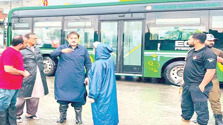 وزیر بلدیات کاڈپٹی کمشنر کے  ساتھ دورہ ڈسکہ :نکاسی آب  کی کو ششیں تیز کرنے کا حکم 
